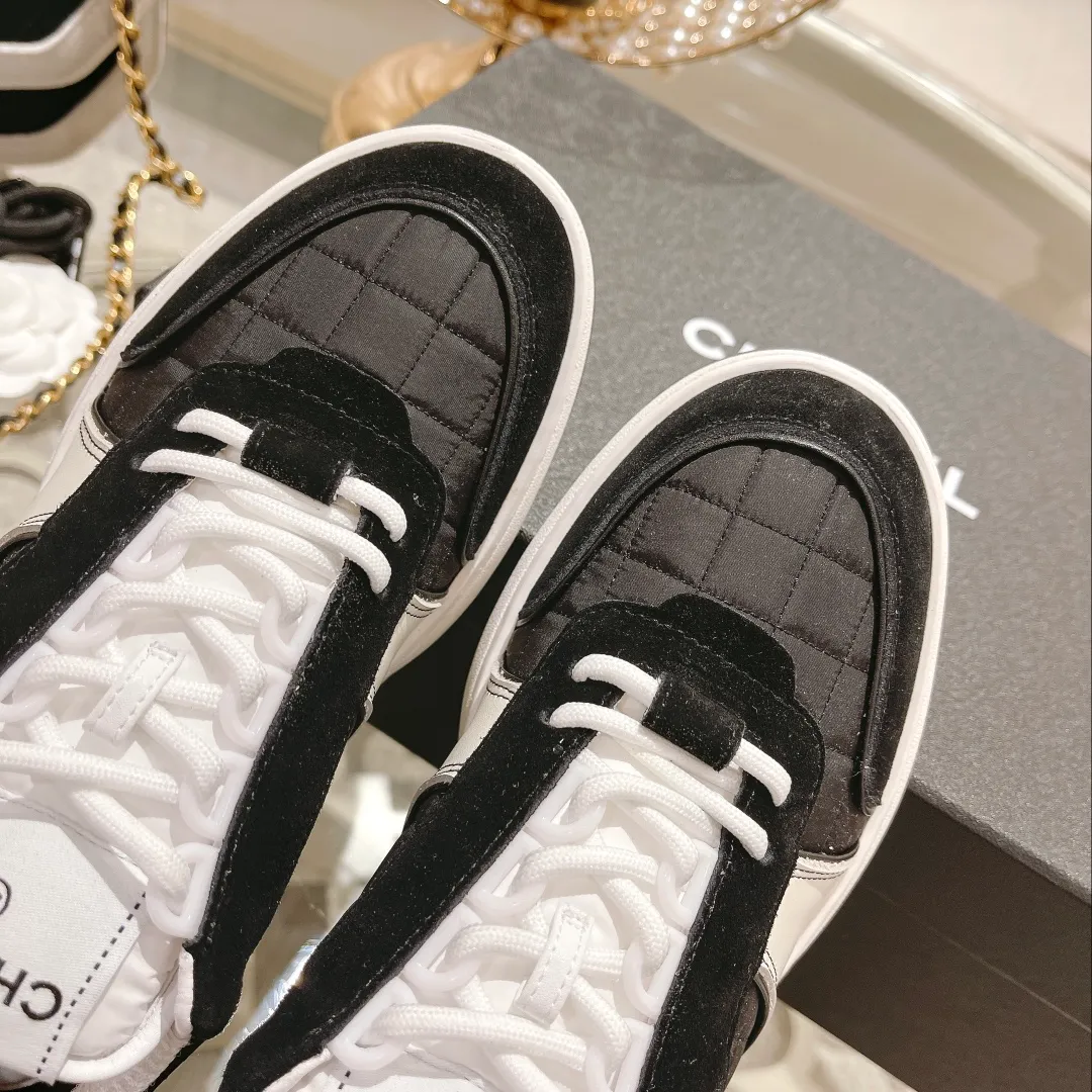 👟👟Ex-factory price 600 Chanel 23C Latest hot style Panda Black and white sneakers Casual sneakers Xiaoxiang Year-end hot item Classic black and white Panda color diamond fresh color matching Coco girls must buy, super beautiful fabric: original customized cowhide + technical cloth inner lining: original imported breathable mesh lining outsole: original molded rubber + T👟👟 ex-factory price U combination Bottom thickness: 3CM Size: Women's 35-40